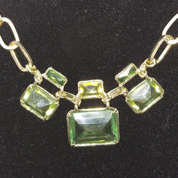 Gold chain link necklace with rectangular green gemstones - Picture 2 of 3